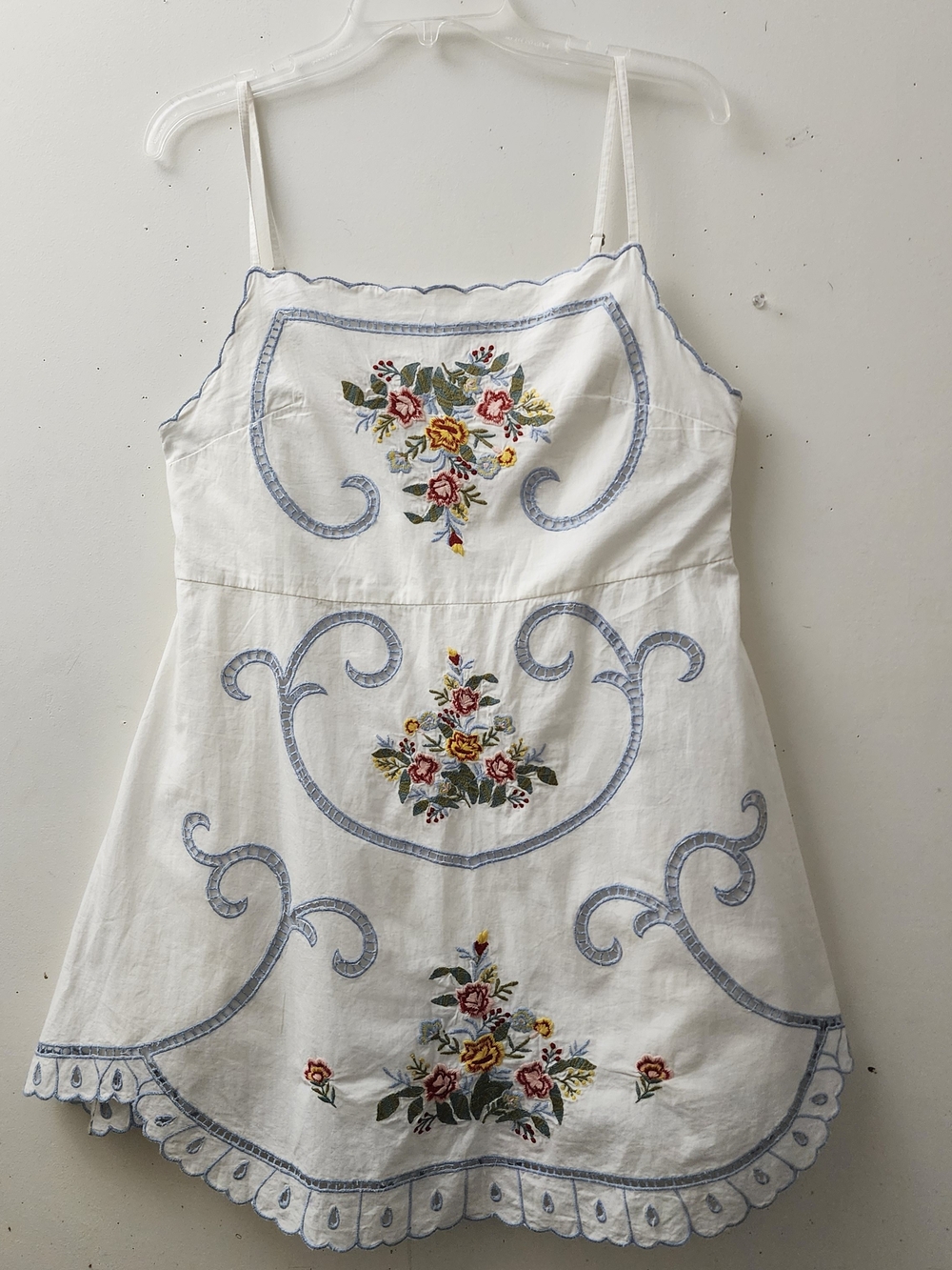 Urban Outfitters White W/ Floral Embroidery Sundress M Cottagecore Boho Feminine